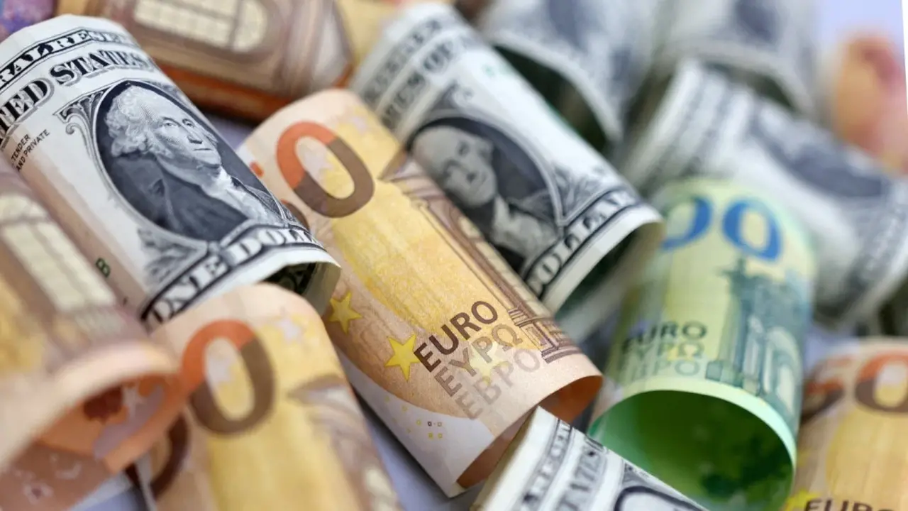 ارتفاع سعر الدولار وتزايد الضغوط الاقتصادية على اليورو بسبب أسعار الطاقة العالمية